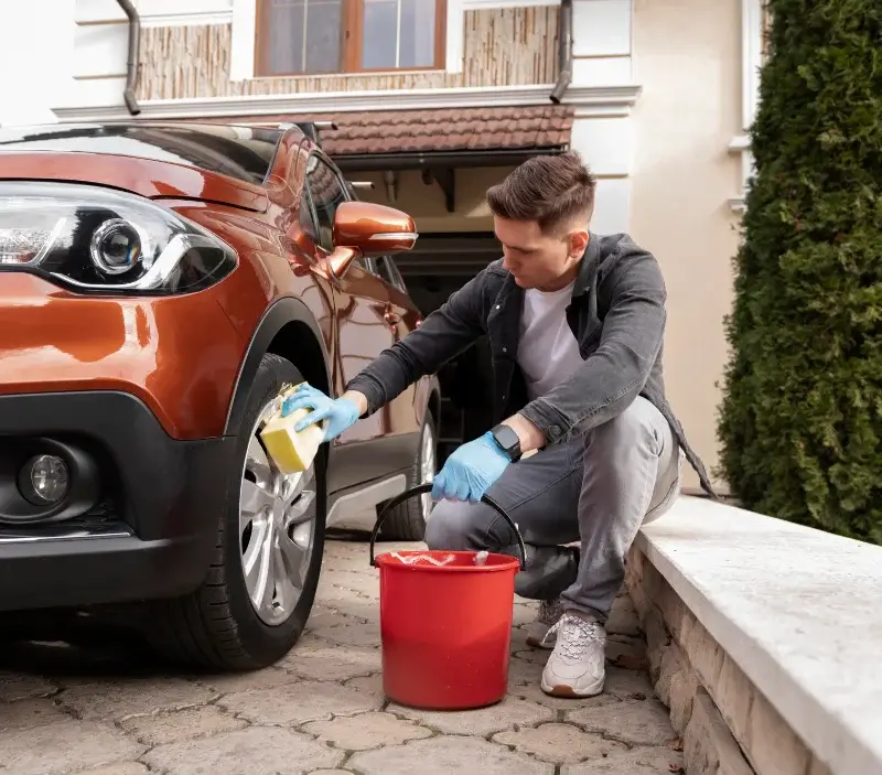 Lavage auto à domicile Bazelat : professionnel intervenant sur un véhicule